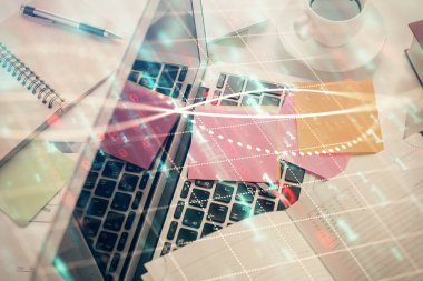 Bilgisayarla birlikte çok sayıda finansal şema çizimi. Araştırma ve analiz kavramı. Üst görünüm.