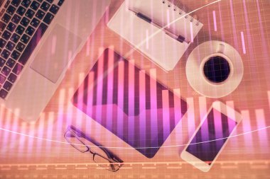 Finansal grafik hologramına telefonla çifte maruz kalma. Üst Manzara. Mobil ticaret platformu kavramı.