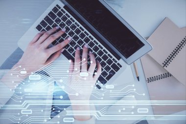 Bilgisayar ve veri temalı hologram çizimlerinde çalışan kadın elleri çift pozlama. Üst Manzara. Teknoloji konsepti.