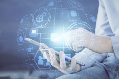 Bir adamın elini tutarken ve telefon ve sosyal ağ teması kullanırken çift pozlama.