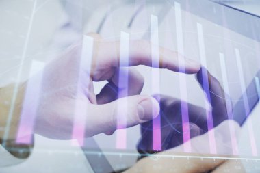 Bir adamın el ele tutuşması ve telefon ve finansal çizim kullanması. Pazar analizi kavramı.