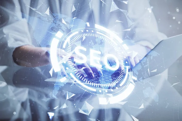 Bilgisayar ve seo hologram çizimleri üzerinde çalışan kadın elleri çift pozlama. internet arama kavramı.