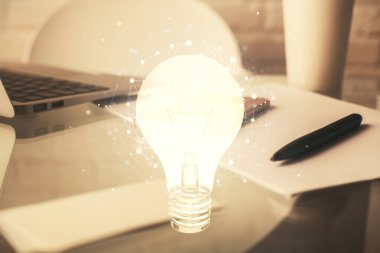 Ampul çizimi ve cep telefonu arkaplanı çift pozlu. Fikir kavramı