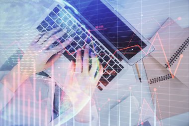 Bilgisayar ve ön grafik hologram çizimi üzerinde çalışan kadın elleri çift pozlama. Üst Manzara. Mali analiz kavramı.