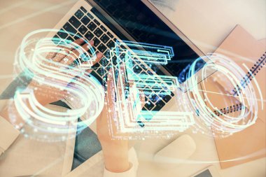 Bilgisayar ve SEO hologram çizimleri üzerinde çalışan kadın elleri çift pozlama. Üst Manzara. Arama optimizasyon kavramı.