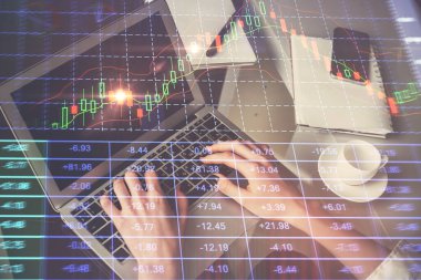 Bilgisayarda ve ön x grafik hologram çiziminde kadın eli yazarken çift pozlama. Borsa yatırım kavramı.