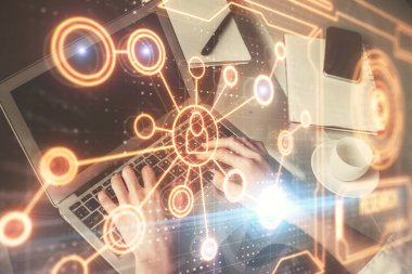 Kadın elinin bilgisayar ve sosyal ağ temalı hologram çizimlerinde çifte pozlama. Halk medyası kavramı.