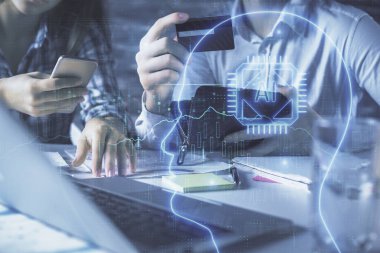 Kredi kartı ve beyin hologramı çizimi yapan bir kadınla erkeğin online alışverişe iki kez çıkmaları. Ai ve E-ticaret çevrimiçi ücret konsepti.