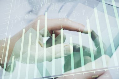 Bir adamın el ele tutuşması ve telefon ve finansal çizim kullanması. Pazar analizi kavramı.