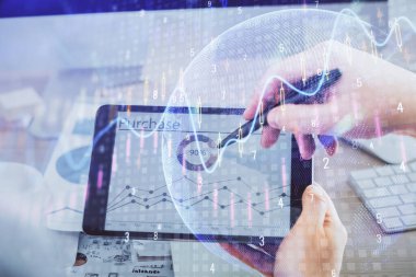 Bir adamın elini tutarken ve bir telefon ve finansal çizim kullanırken çift pozlama. Pazar analizi kavramı.