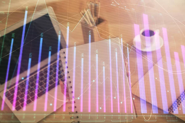 Dobbel Eksponering Forretningskvinners Hender Ved Skrive Datamaskin Forx Chart Hologram – stockfoto