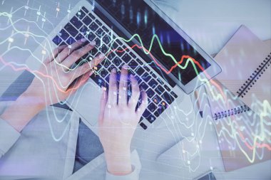 Bilgisayar ve ön grafik hologram çizimi üzerinde çalışan kadın elleri çift pozlama. Üst Manzara. Mali analiz kavramı.