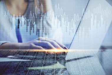 Bilgisayarda ve finansal grafik hologramında kadın eli yazarken çift pozlama. Borsa analizi kavramı.