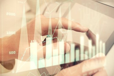 Bir adamın el ele tutuşması ve telefon ve finansal çizim kullanması. Pazar analizi kavramı.