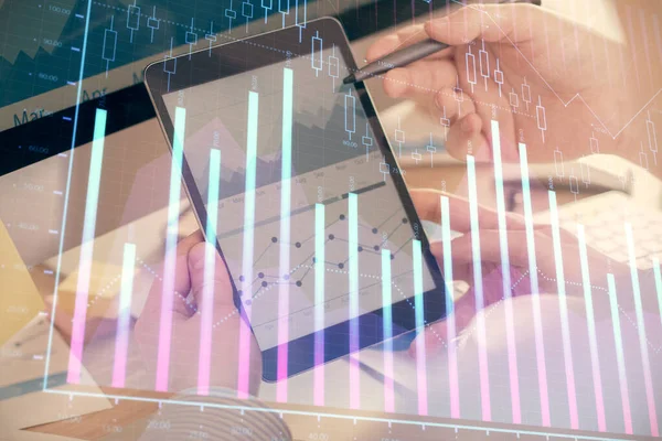 Bir adamın elini tutarken ve bir telefon ve finansal çizim kullanırken çift pozlama. Pazar analizi kavramı.