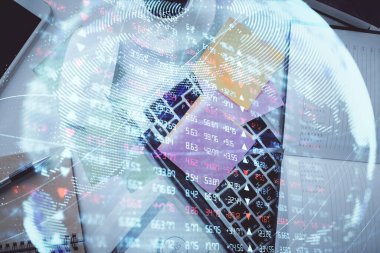 Masaüstü arkaplanındaki bilgisayarın üzerinde iş temalı hologram çizimleri. Üst Manzara. Çoklu maruz kalma. Uluslararası bağlantılar kavramı.