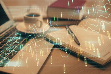 Masa arkasında kahve ve eşyalar olan ön x çizelgesi ve masaüstüne çift pozlama. Finansal piyasa ticareti kavramı