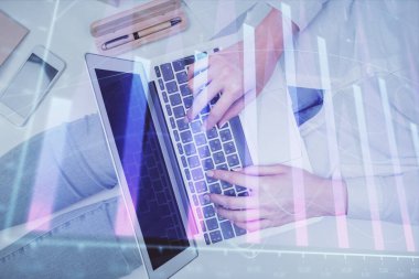 Bilgisayar ve ön grafik hologram çizimi üzerinde çalışan kadın elleri çift pozlama. Üst Manzara. Mali analiz kavramı.