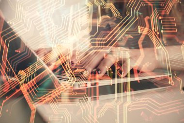 Bilgisayar ve teknoloji temalı çizimlerde kadın elinin çifte pozlanması. Yüksek Teknoloji kavramı.