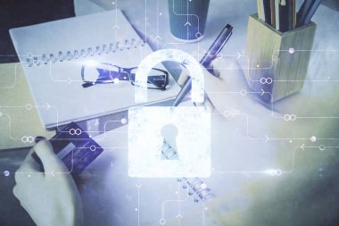 Kredi kartı ve Lock hologramı çizimi tutan bir kadının online alışverişine iki kez maruz kalışı. Güvenlik E-ticaret kavramı.