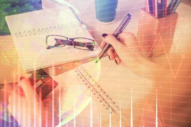 İnternetten alışveriş yapan kadının elinde kredi kartı ve mali grafik çizimi var. Borsa E-ticaret kavramı.