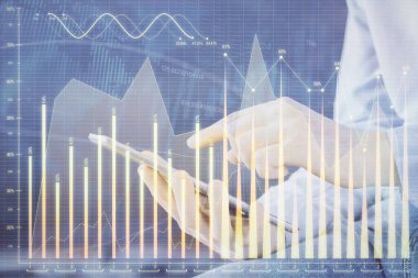Bir adamın elini tutarken ve dijital bir cihaz ve ön grafik çizimi kullanırken çift pozlama. Finansal piyasa kavramı.