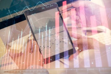 Bir adamın elini tutarken ve bir telefon ve finansal çizim kullanırken çift pozlama. Pazar analizi kavramı.