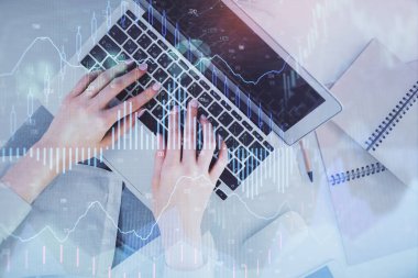 Bilgisayar ve ön grafik hologram çizimi üzerinde çalışan kadın elleri çift pozlama. Üst Manzara. Mali analiz kavramı.