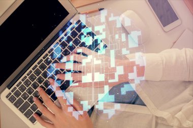 Bilgisayar ve veri temalı hologram çizimlerinde çalışan kadın elleri çift pozlama. Üst Manzara. Teknoloji konsepti.