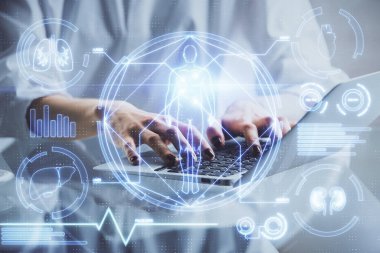 Bilgisayarda yazı yazan kadın elleri ve genel temalı hologram çizimleri. Eğitim kavramı.