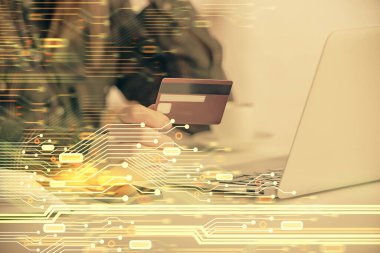 Kredi kartı ve veri temalı hologram çizimi tutan bir kadının online alışverişine iki kez maruz kalışı. E-ticaret kavramı.