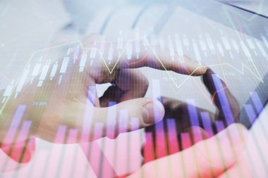Bir adamın el ele tutuşması ve telefon ve finansal çizim kullanması. Pazar analizi kavramı.