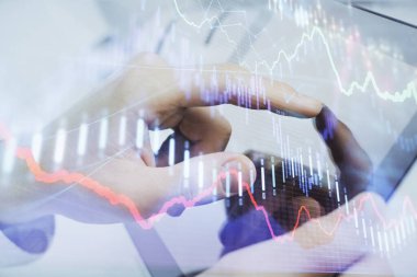 Bir adamın el ele tutuşması ve telefon ve finansal çizim kullanması. Pazar analizi kavramı.