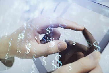 Bir adamın el ele tutuşması ve telefon ve finansal çizim kullanması. Pazar analizi kavramı.