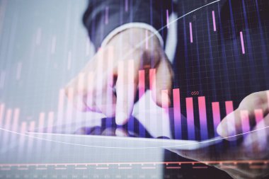 Bir adamın el ele tutuşması ve telefon ve finansal çizim kullanması. Pazar analizi kavramı.