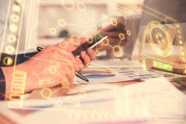 Dijital bir cihaz ve veri temalı çizim kullanan bir adamın el ele tutuşması. Yenilik kavramı.