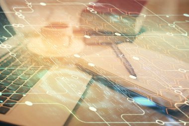 Teknoloji temalı çizimlere ve masaüstüne kahve ve masa arkasında eşyalar ile çifte pozlama. Veri araştırması kavramı.