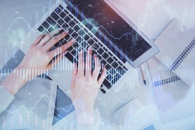 Bilgisayar ve ön grafik hologram çizimi üzerinde çalışan kadın elleri çift pozlama. Üst Manzara. Mali analiz kavramı.