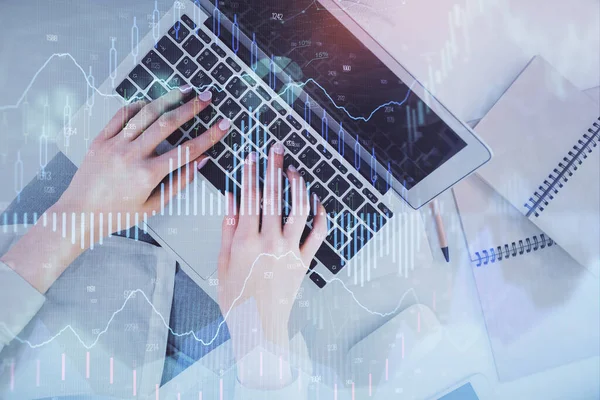 Bilgisayar ve ön grafik hologram çizimi üzerinde çalışan kadın elleri çift pozlama. Üst Manzara. Mali analiz kavramı.