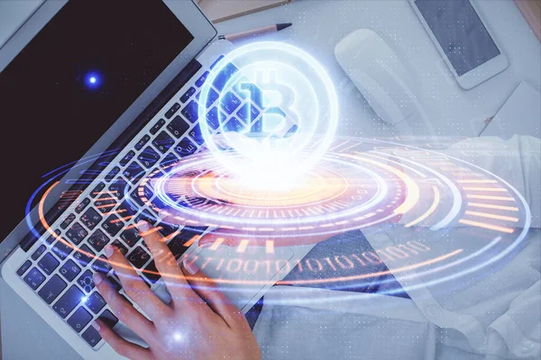 컴퓨터와 블록체인 홀로그램 그림에서 작업하는 비트코인 암호화 — 스톡 사진