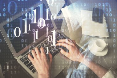 Bilgisayar ve veri temalı hologram çizimlerinde çalışan kadın elleri çift pozlama. Teknoloji kavramı.