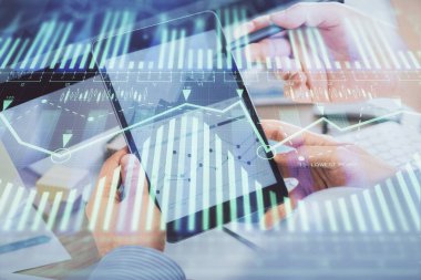 Dijital bir cihaz ve veri temalı çizim kullanan bir adamın el ele tutuşması. Yenilik kavramı.