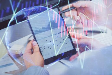 Bir adamın elini tutarken ve bir telefon ve finansal çizim kullanırken çift pozlama. Pazar analizi kavramı.