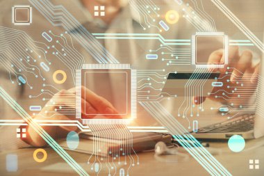 Elinde kredi kartı ve veri teması çizimi olan bir adamın ellerine iki kez maruz kalmış. E-ticaret ve teknoloji kavramı.