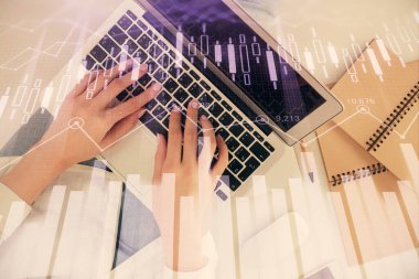 Bilgisayar ve ön grafik hologram çizimi üzerinde çalışan kadın elleri çift pozlama. Üst Manzara. Mali analiz kavramı.