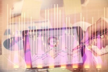 Bir adamın elini tutarken ve bir telefon ve finansal çizim kullanırken çift pozlama. Pazar analizi kavramı.