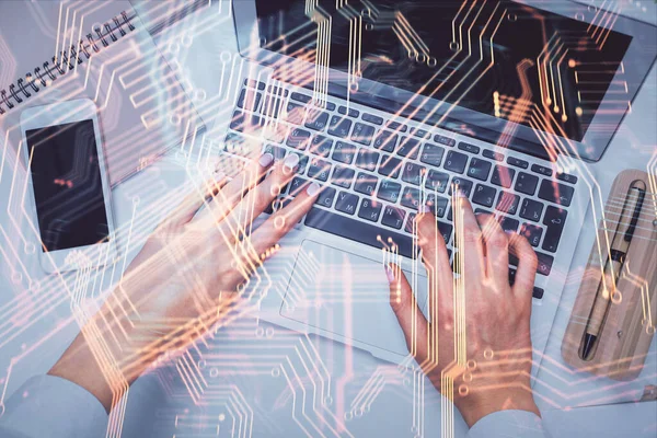 Bilgisayar ve teknoloji temalı hologram çizimlerinde çalışan kadın elleri çift pozlama. Üst Manzara. Teknoloji konsepti.