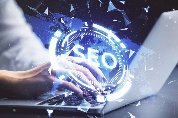 Bilgisayar ve seo hologram çizimleri üzerinde çalışan kadın elleri çift pozlama. internet arama kavramı.