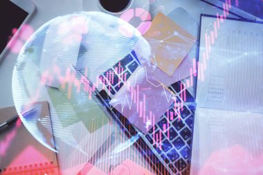 Masaüstü arkaplanındaki bilgisayarın üzerinde iş temalı hologram çizimleri. Üst Manzara. Çoklu maruz kalma. Uluslararası bağlantılar kavramı.