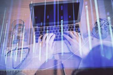 Dizüstü bilgisayarda klavye ve forx grafik hologram çizimlerini yazarken çift pozlama. Üst Manzara. Finans piyasası kavramı.